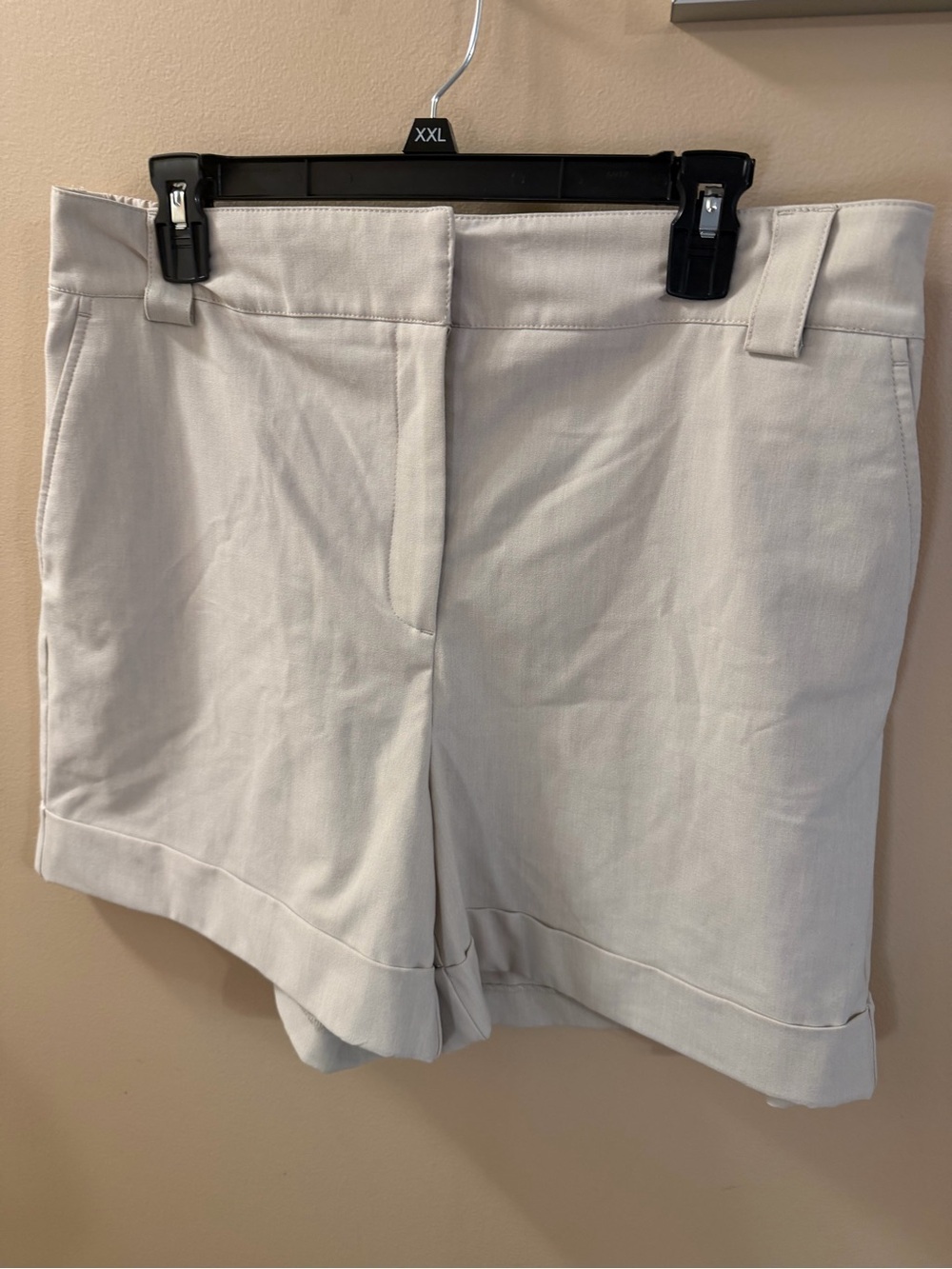 Rachel Zoe Cream Tailored Cuff Shorts size 14